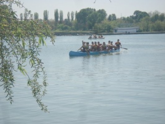 Demonstraţie de yachting, executată de studenţii UMC, pe Lacul Siutghiol